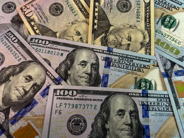 Beyaz arka planda Amerikan doları banknotları dağılmış. Finansı, serveti, riski, nakit akışını veya ekonomik kavramları temsil eden kaotik para dağılımı. Yüksek kalite fotoğraf