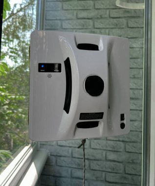Beyaz robot pencere temizleyicisi, modern ev aletleri. Yüksek kalite fotoğraf