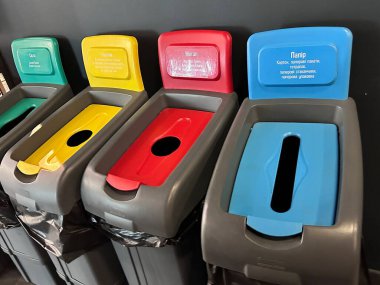 Cam, plastik, metal ve kağıt kapları da dahil olmak üzere ayrı atık toplama kutuları için sıra halinde renkli kodlu geri dönüşüm kutuları. Sistem çevre dostu davranış ve sürdürülebilir atık yönetimini teşvik etmektedir.