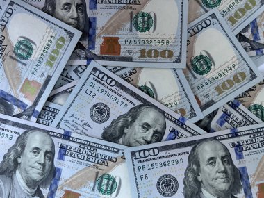 Dolarların detaylı makro görüntüsü. Para birimi karşılaştırması, küresel finans, ön-pazar ve ekonomik geçmiş. Amerikan doları ve Euro banknotlarının yakın çekim görüntüleri. Mali konsept gösterimi
