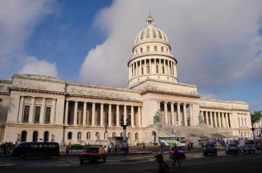 Her zamanki turist ve araba trafiğiyle Küba Kongre Binası 'nda şafak vakti