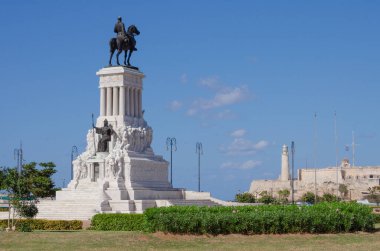 Tünelin çıkışındaki Havana Körfezi girişindeki anıt.