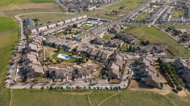 Dağ evi, otopark, havadan yüzme havuzları.