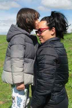 Anneme sevgilerimi ilet.