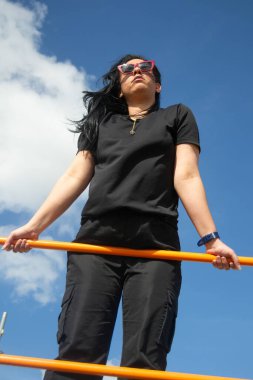 Dünyanın tepesindeymiş gibi davranan bir kadın.