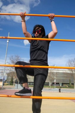 Kadın egzersiz yapmak için zirveye tırmanıyor.