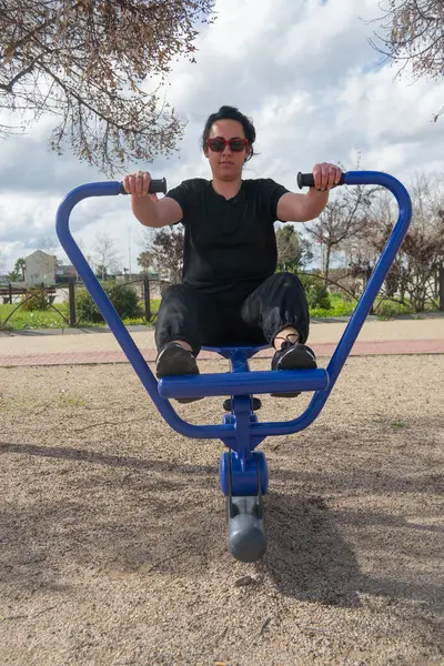 Kürek çekme makinesinde alıştırma yapmak