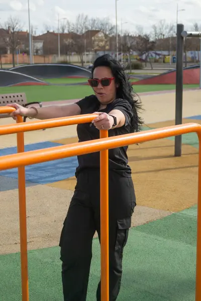 Paralel çubuklarda çalışan kadın