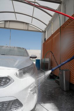 Yüksek basınçlı sabunla araba yıkama işçisi temizlik aracı