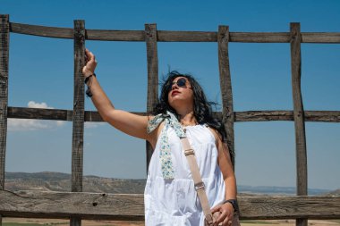 Kaygısız turist kırsal bölgelerdeki tatili boyunca yaz esintisini hissetti.