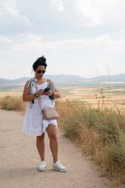 Kırsal alanda huzurlu bir yürüyüş yapan bir kadın.