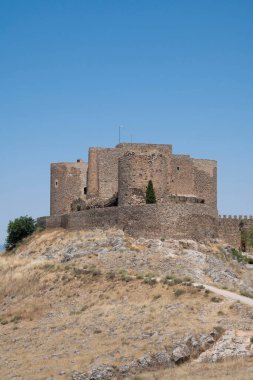 Saksafon Kalesi, İspanya 'nın Alicante şehrinde bir ortaçağ kalesi, berrak mavi gökyüzünün altındaki bir tepede görkemli bir şekilde yükseliyor.