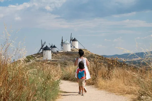 Anne ve oğul, İspanya 'nın Toledo kentindeki ünlü yel değirmenlerine doğru yürüyorlar.