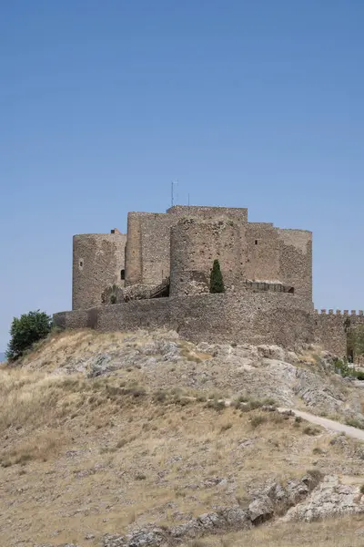 Saksafon Kalesi, İspanya 'nın Alicante şehrinde bir ortaçağ kalesi, berrak mavi gökyüzünün altındaki bir tepede görkemli bir şekilde yükseliyor.