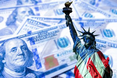 Amerikan ekonomisi. Finansal olarak. Franklin 'in özgürlük heykelinin yanındaki portresi. Özgürlük Heykeli, Amerikan bayrağının renkleriyle boyanmıştır. Amerika Federal Rezerv Sistemi. Konsept - ABD 'nin mali tahminleri