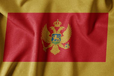 Dokulu Kumaş Arkaplanı Ulusal Bayrağı. İpek desenli bayrak, gerçekçi dalga ve bayrak görünümü. ME Karadağ Bayrağı