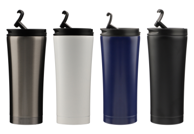 Termos koleksiyonu, üst görüş, izole edilmiş şeffaf arkaplan. Farklı renkte ve benzer şekillerde termoslar. Kahve ve çay termosu..