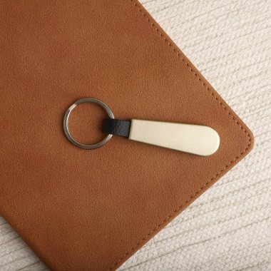 Renkli Hardcover Ajandasında zarif anahtarlık, konsept çekim, masaüstü görüntüsü.