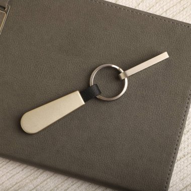 Metal yüzeyde Detay Görünümlü Zarif Anahtarlık