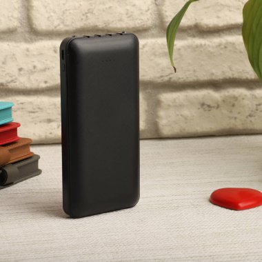 Tümleşik Kablo Depolamalı Çoklu Portlu Mobil Şarj Aracı, konsept fotoğraf çekimi.