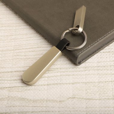 Metal yüzeyde Detay Görünümlü Zarif Anahtarlık