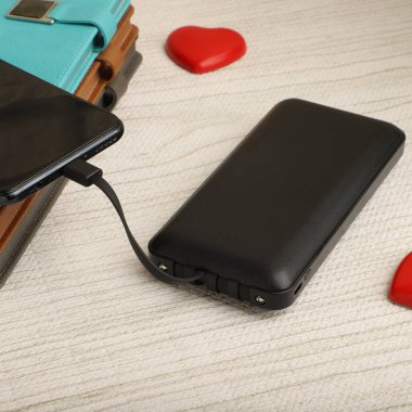 Tümleşik Kablo Depolamalı Çoklu Portlu Mobil Şarj Aracı, konsept fotoğraf çekimi.