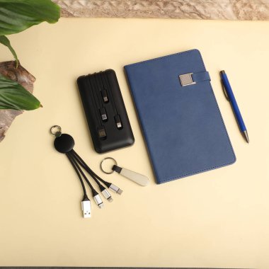 Modern Aksesuarlar ve Kullanışlı Gadget 'lar içeren Organize Çalışma Alanı Özellikleri, konsept fotoğraf çekimi.