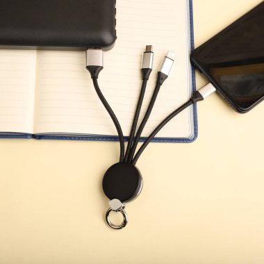 Compact Çoklu Şarj Kablosu ile telefon şarjı. konsept fotoğraf çekimi.