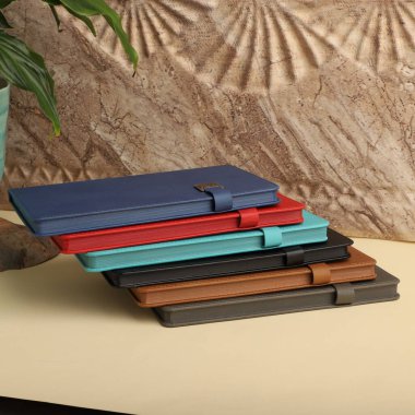 Bir Tarz Arkaplanı Üzerine Renkli Zarif Deri Defterler