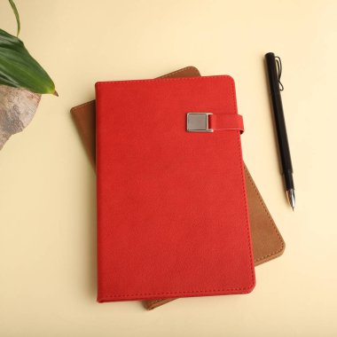 Gösterişli Siyah Not Defteri ve Kalem Minimalist Çalışma Alanı Ayarları