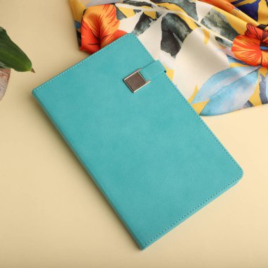 Gösterişli Siyah Not Defteri ve Kalem Minimalist Çalışma Alanı Ayarları