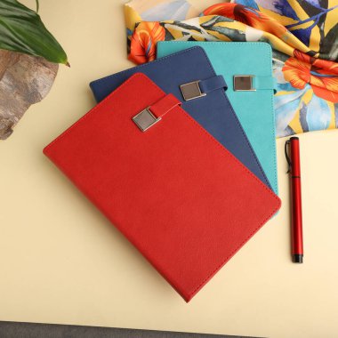 Gösterişli Siyah Not Defteri ve Kalem Minimalist Çalışma Alanı Ayarları