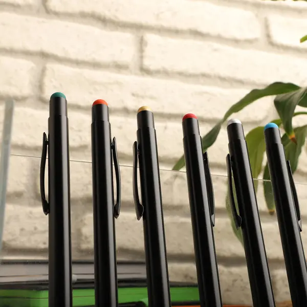 Tükenmez kalemlerin renkli tepeleri çalışma alanına biraz canlılık katıyor