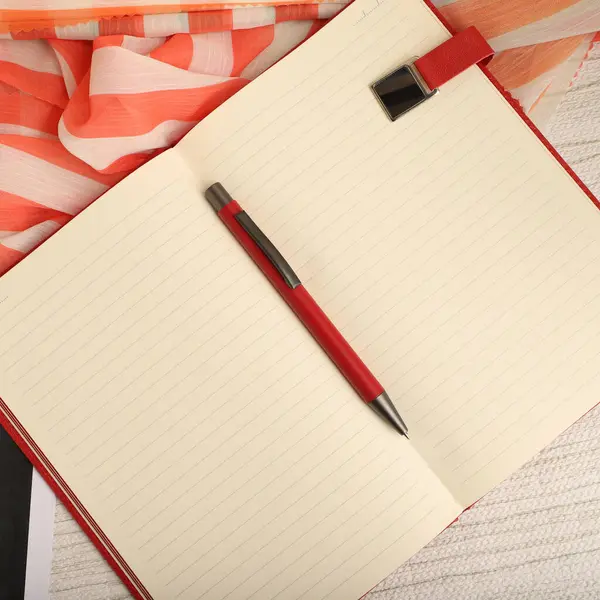 Canlı Dekoratif Arkaplanlı Zarif Kalem Açık Not Defteri, konsept fikir fotoğrafı. Masa resmi çalış, üst görünüm.