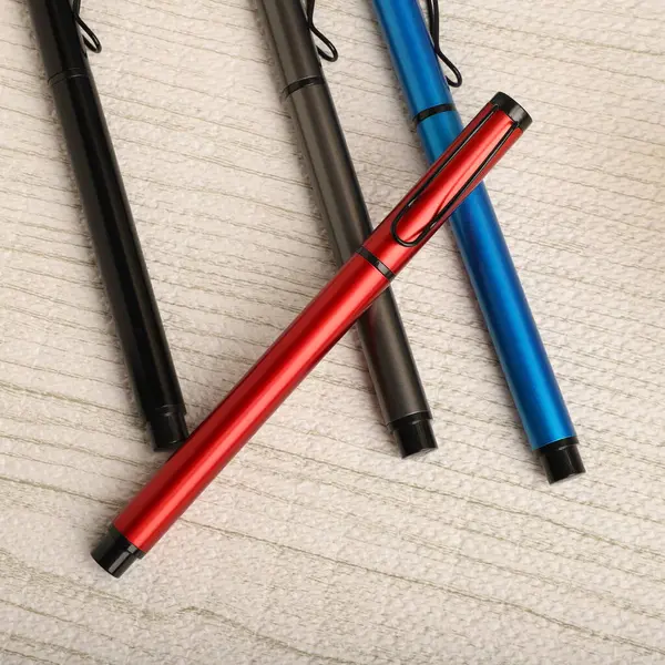 Kalem fikri fotoğrafı. Masa resmi üst görünümünü çalış.