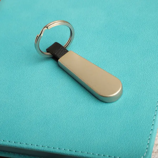 Renkli Hardcover Ajandasında zarif anahtarlık, konsept çekim, masaüstü görüntüsü.