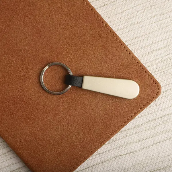 Renkli Hardcover Ajandasında zarif anahtarlık, konsept çekim, masaüstü görüntüsü.