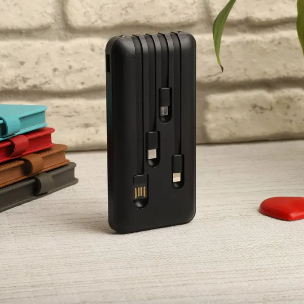 Tümleşik Kablo Depolamalı Çoklu Portlu Mobil Şarj Aracı, konsept fotoğraf çekimi.