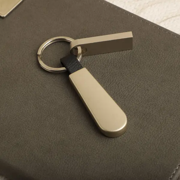 Metal yüzeyde Detay Görünümlü Zarif Anahtarlık