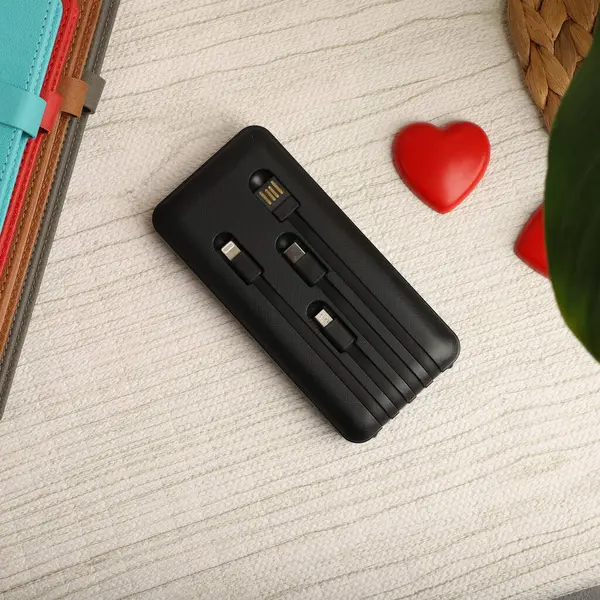 Tümleşik Kablo Depolamalı Çoklu Portlu Mobil Şarj Aracı, konsept fotoğraf çekimi.