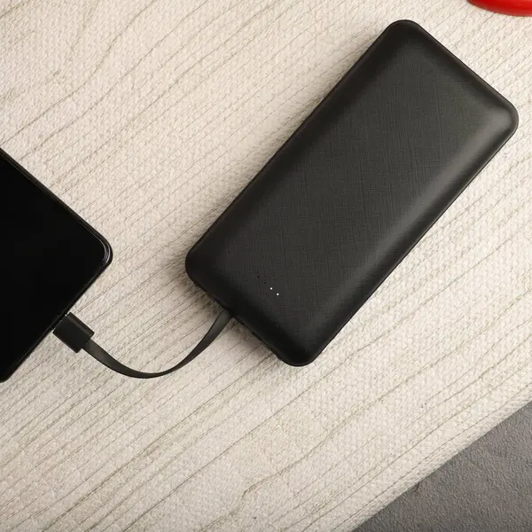 Tümleşik Kablo Depolamalı Çoklu Portlu Mobil Şarj Aracı, konsept fotoğraf çekimi.