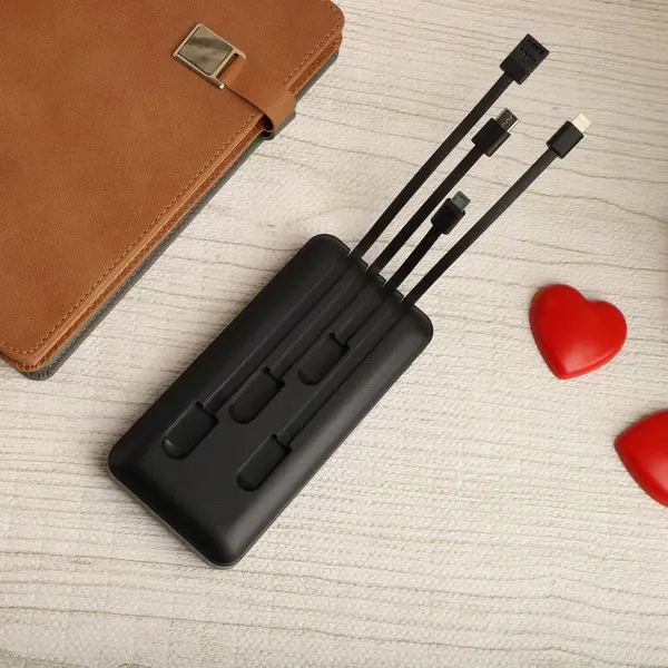 Tümleşik Kablo Depolamalı Çoklu Portlu Mobil Şarj Aracı, konsept fotoğraf çekimi.