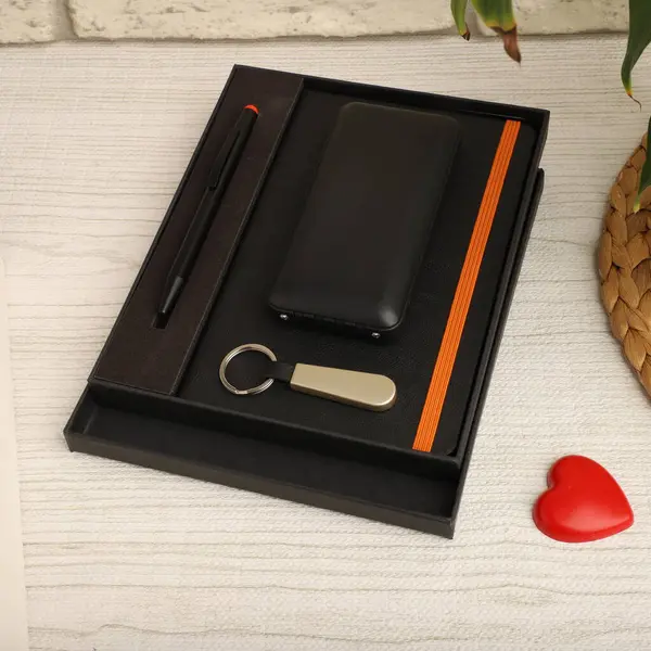 Zarif Görünüm Kutusunda Kalem, Anahtarlık ve Kompakt Şarj içeren Siyah Profesyonel Not Seti