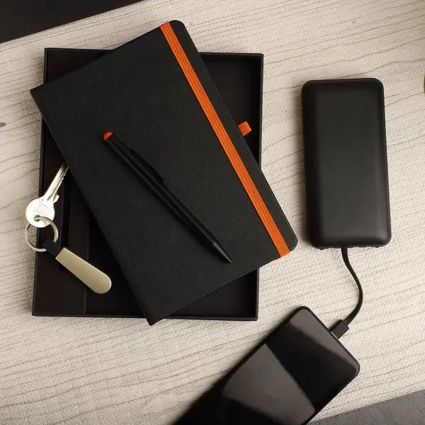 Zarif Görünüm Kutusunda Kalem, Anahtarlık ve Kompakt Şarj içeren Siyah Profesyonel Not Seti