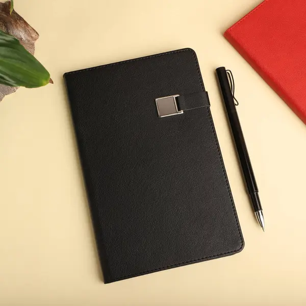 Gösterişli Siyah Not Defteri ve Kalem Minimalist Çalışma Alanı Ayarları