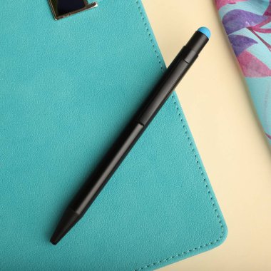 Canlı Dekoratif Arkaplanlı Zarif Kalem Açık Not Defteri, konsept fikir fotoğrafı. Masa resmi çalış, üst görünüm.