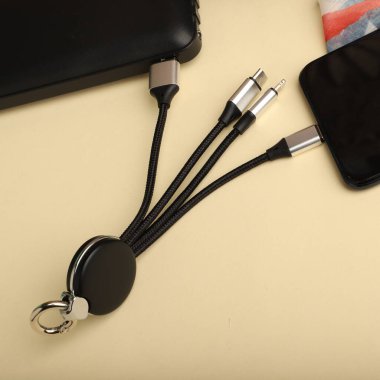 Etkili Aygıt Bağlantısı için Çoklu Portlu USB Yükleme Kablosu