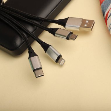 Etkili Aygıt Bağlantısı için Çoklu Portlu USB Yükleme Kablosu