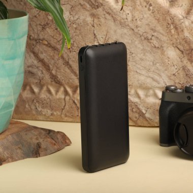 Tümleşik Kablo Depolamalı Çoklu Portlu Mobil Şarj Aracı, konsept fotoğraf çekimi.