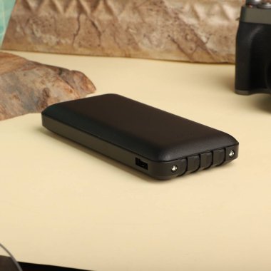 Tümleşik Kablo Depolamalı Çoklu Portlu Mobil Şarj Aracı, konsept fotoğraf çekimi.